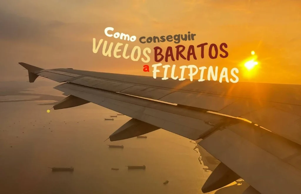 Una persona mirando una pantalla de búsqueda de vuelos en un portátil con una playa paradisíaca de Filipinas de fondo.