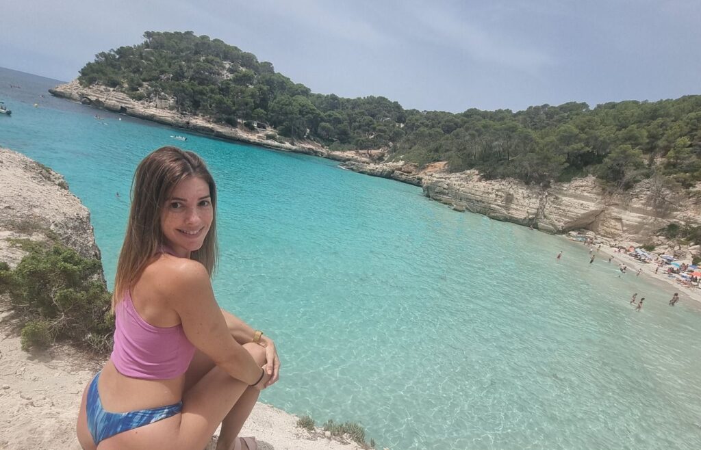 Disfrutando de Cala Mitjana en Menorca