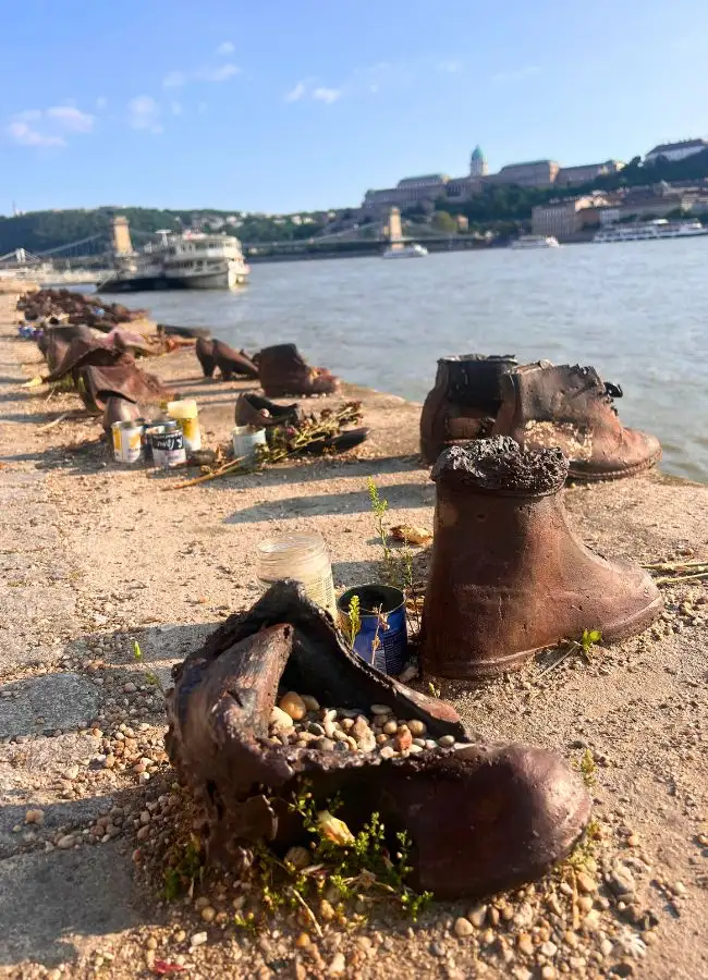 Esculturas de hierro de los Zapatos en el Danubio en Budapest